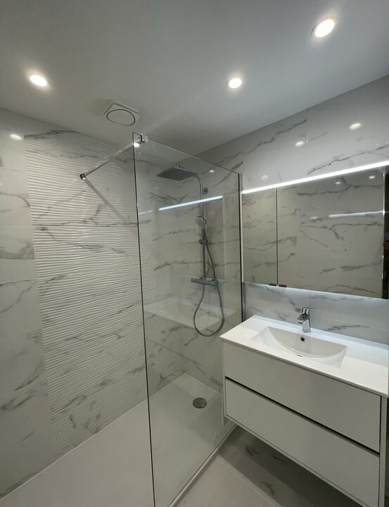 Douche à l'italienne en marbre
