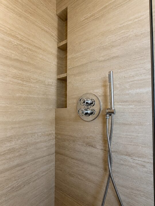 Douche en travertin avec niche de rangement