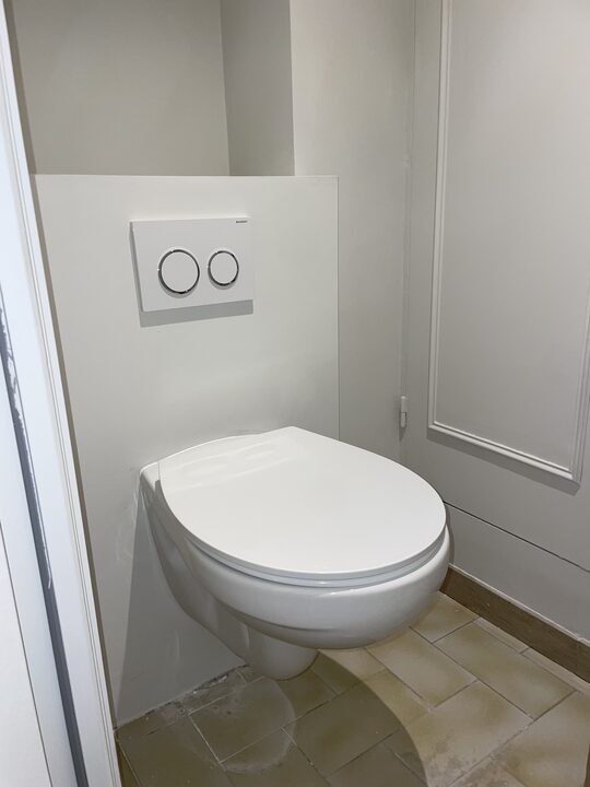 WC suspendu, finition marbre